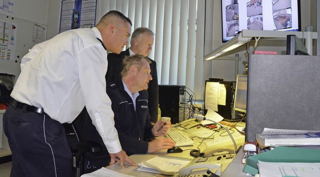 In der Schaltzentrale des Polizeirevie...linger (links) und Peter Wei (hinten)  | Foto: Matthias Maier
