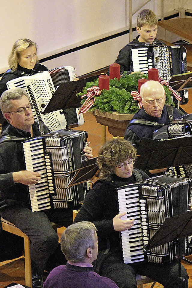 Mitglieder des Harmonikaorchesters beim Weihnachtskonzert im Jahr 2012   | Foto: Bertsch