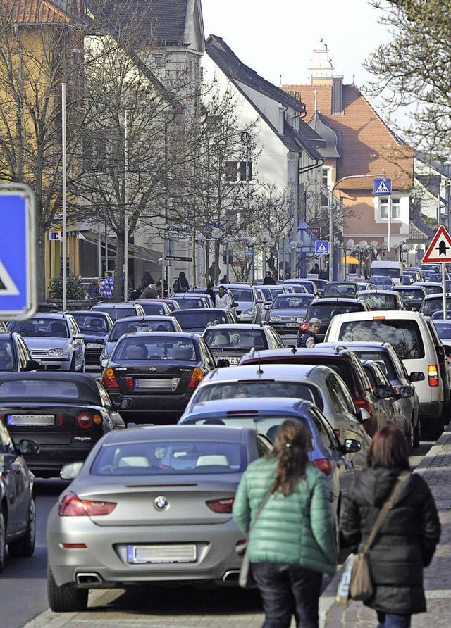 Zu bestimmten Tageszeiten drngen sich...Autos sehr dicht in der Werderstrae.   | Foto: Volker Mnch