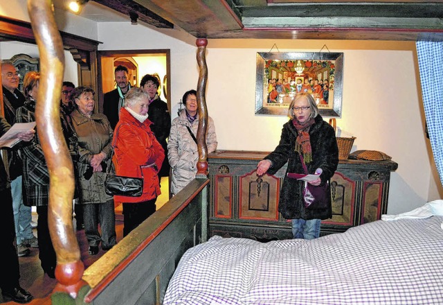 &#8222;In diesem Bett fra der Wolf di...Susanne Huber-Wintermantel (rechts).    | Foto: Molitor