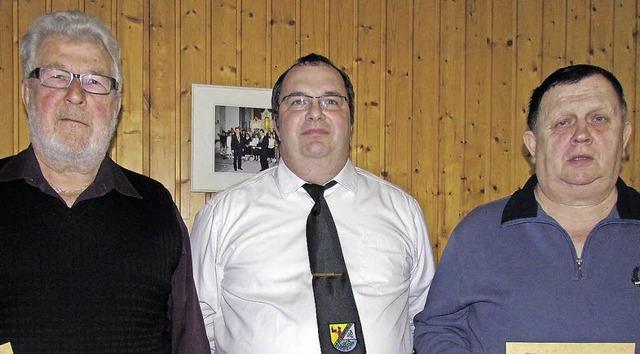 Neue Ehrenmitglieder: Franz Buss (link...Vorsitzenden Martin Kupfer gewrdigt.   | Foto: verein