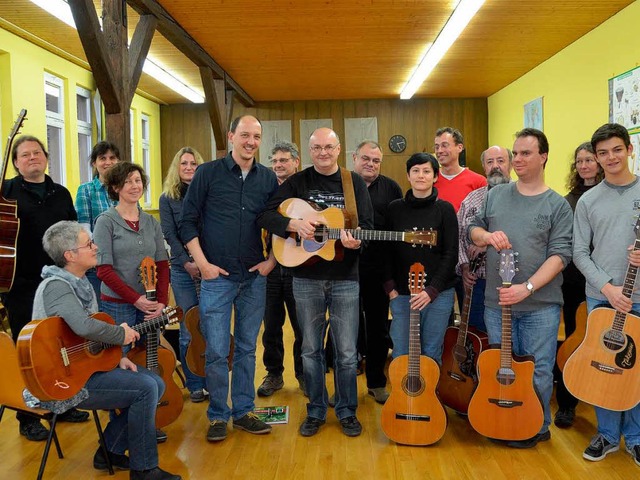 Gitarrenworkshop mit Jacques Stotzem i...l Krug (Sechster von links) war dabei.  | Foto: MIchael Krug