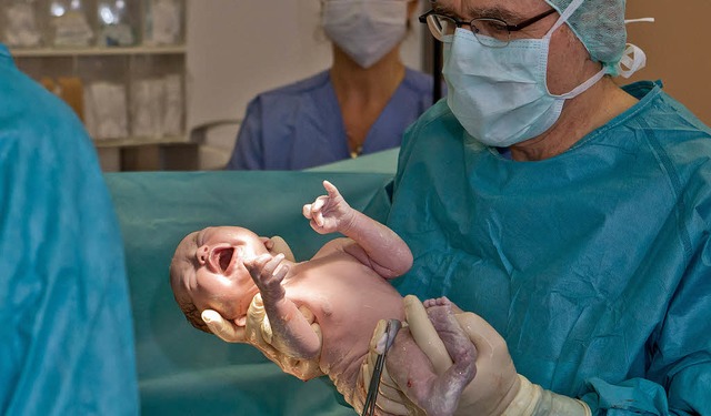 Eingriff in die Natur: ein Kaiserschnitt-Baby gleich nach der Geburt   | Foto: dpa