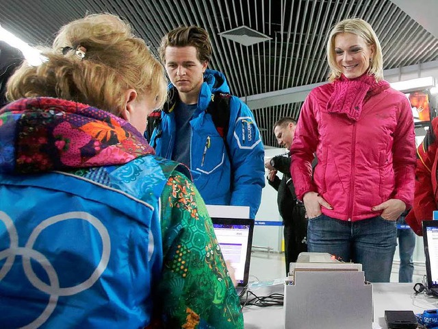 Endlich angekommen: Maria Hfl-Riesch ...er Akkreditierung am Flughafen Sotschi  | Foto: dpa