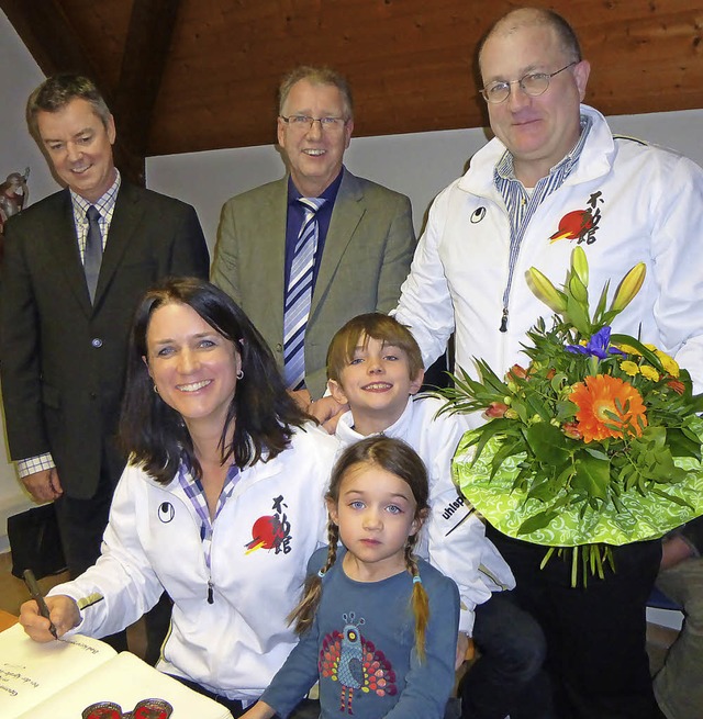 Brgermeister Volker Kieber (links) un...hre Glckwnsche an die Familie Knig.  | Foto: Anne Freyer