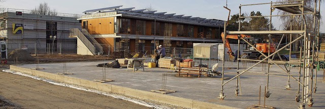 Werkrealschule: Der  Ergnzungsbau (li...nt fr die Mensa ist bereits gegossen.  | Foto: Michael haberer