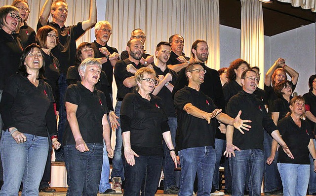 Links Arion-Singers, rechts der Projek...ussten sie die Zuhrer zu begeistern.   | Foto: Fotos: Karin Heiss