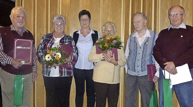 Langjhrige Mitglieder wurden bei den Naturfreunden geehrt.   | Foto: Verein