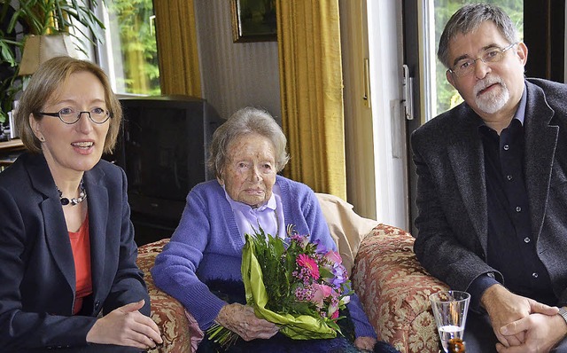 Lieselotte Reimann freut sich am 102. ...s-Knoblich und Ortsvorsteher  Fischer.  | Foto: Umiger