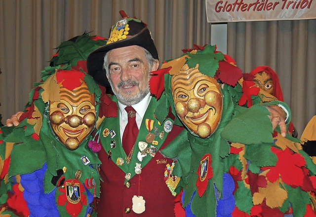 Oberzunftmeister Peter Beck mit zwei &#8222;Triibl&#8220; im Arm.   | Foto: Chris Ringwald