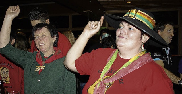 Narren-Prsidentin Irene Schneider (re...nd Gsten die Todtmooser Fastnacht.     | Foto: Andreas Bhm