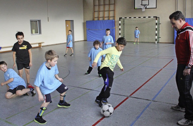 Vom Spielfeldrand aus beobachtet Klaus...iniert fr Olympia&#8220; hervorgehen.  | Foto: Jrn Kerckhoff