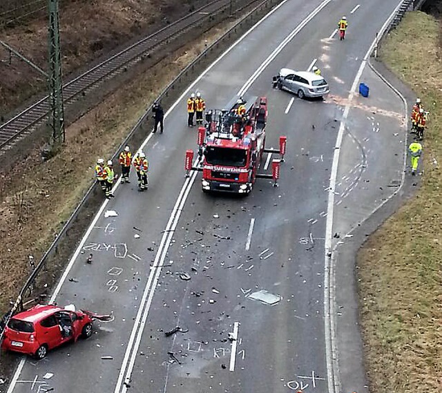 Das rote Auto des tdlich Verletzten w...sammen. Die B31 wurde  voll gesperrt.   | Foto: Kamera 24