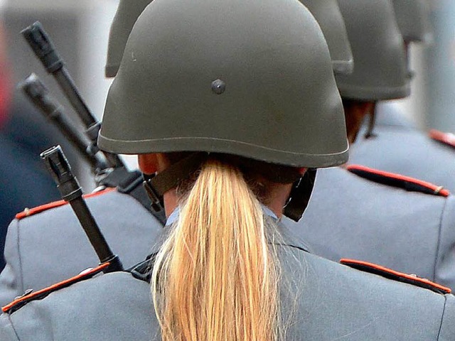 Frauen in der Bundeswehr stehen alle Laufbahnen offen.  | Foto: dpa