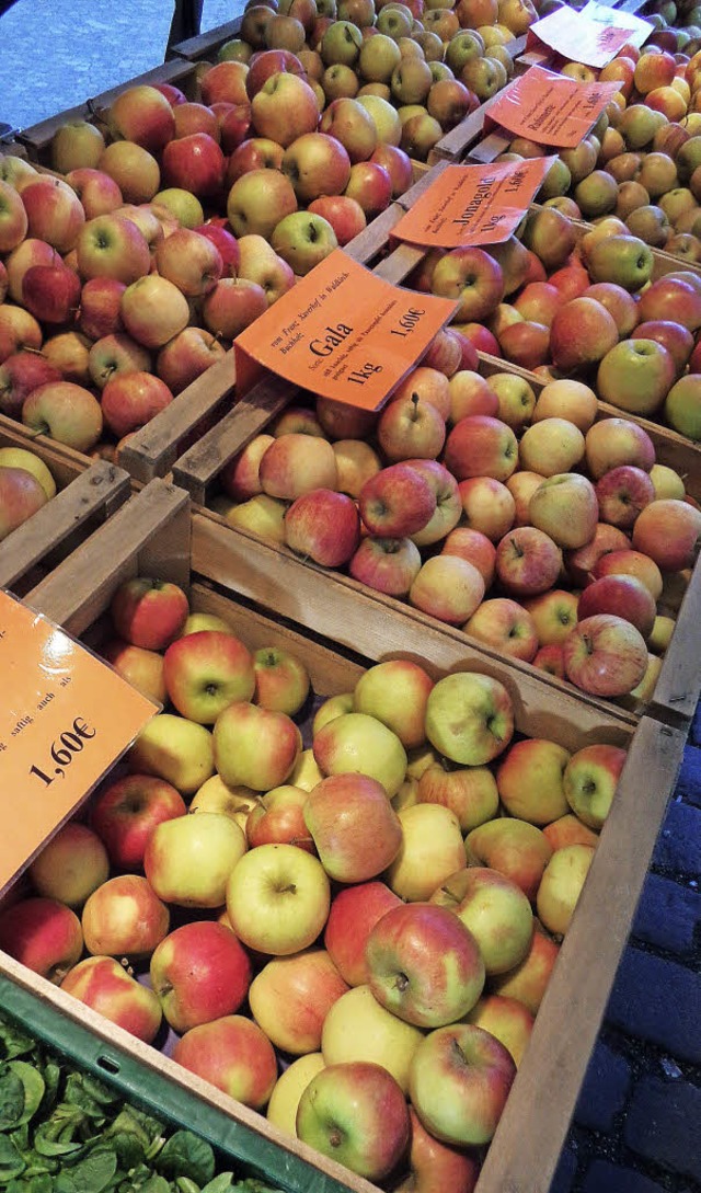 Eine breite Auswahl an pfeln bietet der Waldkircher Markt.   | Foto: wm