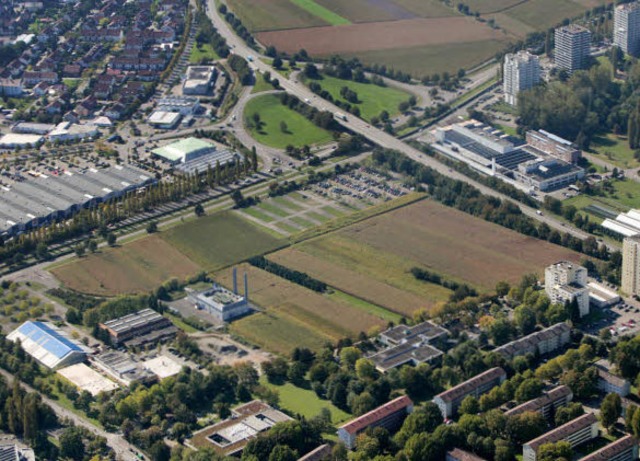 Auf dem Mauerfeld sollen  nach 2018  S...tze und   eine Sporthalle entstehen.   | Foto: Christoph Breithaupt