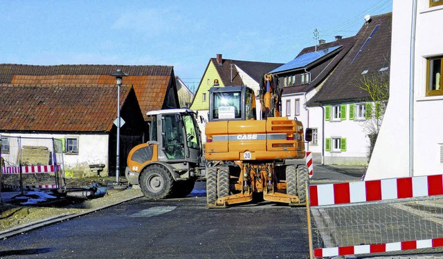 Bagger versperren die Durchfahrt in de...ie Baustelle ist  in der Winterpause.   | Foto: Lffler