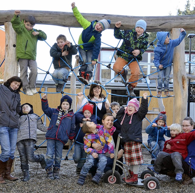 Die Kinder der Inklusionsklasse mit de...Htzer und Anna Griesbaum (von links)   | Foto: Felix Held