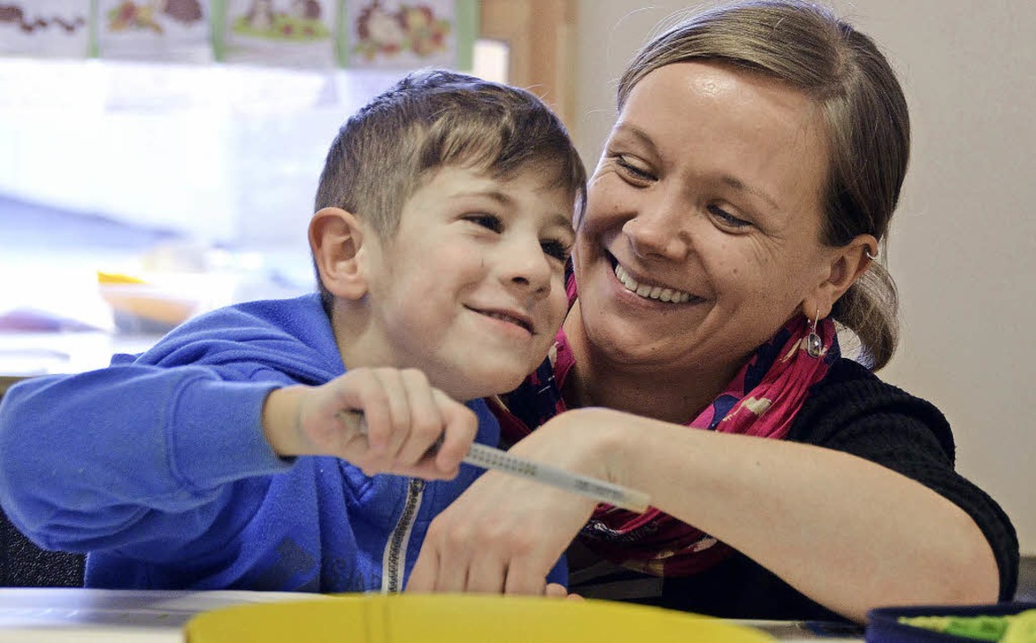 Lernen macht Spa: Klassenlehrerin Lis...it einem Schler der Inklusionsklasse.  | Foto: Felix Held