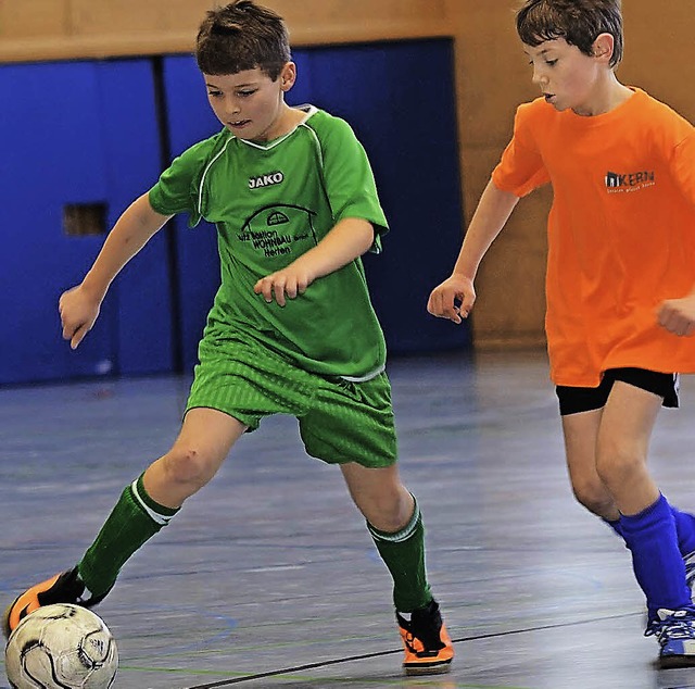 Ball gekonnt  abgeschirmt: Die Hebel-G...gen die Hertener Grundschule mit 1:0.   | Foto: Rogowski