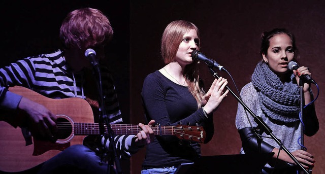 Die Geschwister Max und Jule Erb  bild...chts) im Lahrer Schlachthof ein Trio.   | Foto: Christoph Breithaupt