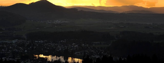 Abendliche Stimmung mit Blick vom Rth...enlicht spiegelnden Rhein bei Wallbach  | Foto: Karl Braun