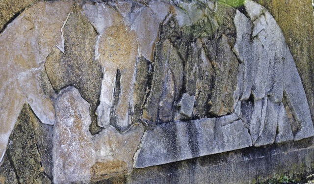 Schneewittchen zerbrselt: Die Reliefs...rg in Mitleidenschaft gezogen worden.   | Foto: Peter Gerigk