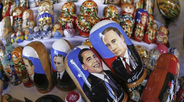 Nur auf Puppen Seite an Seite: Barack  Obama und Wladimir Putin   | Foto: dpa