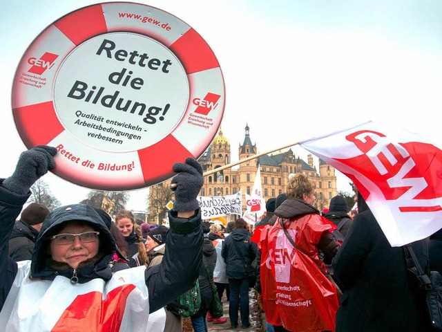 Lehrerprotest in Mecklenburg-Vorpommer...gsgewerkschaft GEW auf die Barrikaden.  | Foto: dpa