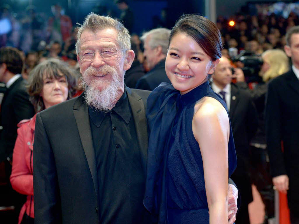 John Hurt mit Begleitung