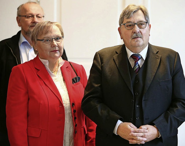 Rainer Kary (rechts) und seine Frau Ma...nter Evermann, Leiter des Sozialamts.   | Foto: ChRistoph Breithaupt