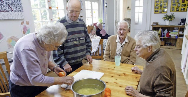 Gemeinsam den Alltag gestalten. Alexan...WG eine Perspektive fr alte Menschen.  | Foto: DPA/ KLaus Fischer