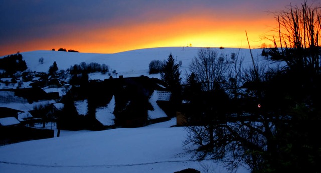 Ein Omen? Der am Mittwoch  rot-gelb leuchtende Horizont westlich von Gersbach.   | Foto: G. Sutter