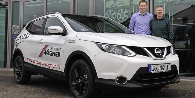 Dirk Reiss (links) und Horst Wagner la...efahrt  mit dem neuen Nissan Qashqai.   | Foto: mow