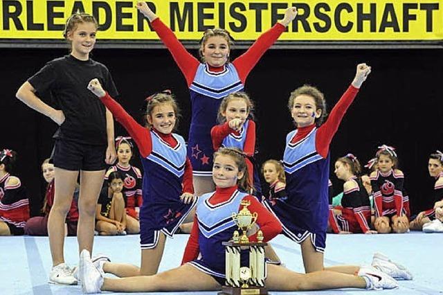 Junge Cheerleader sind Landesmeister