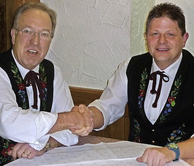 Freundliche bernahme: Bernd Maier be...pe Todtnau von Markus Morath (links).   | Foto: Ulrike Jger