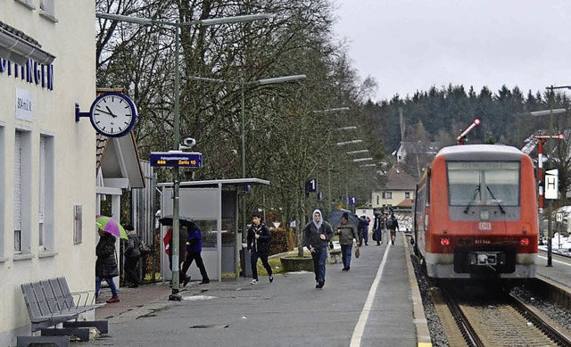Das Stellsignal zeigt dem Zug freie Fa...g der hinteren Hllentalbahn geebnet.   | Foto: Martin Wunderle