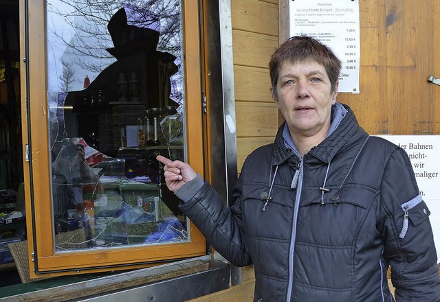 Angelika Majorke zeigt das Fenster, du...er Stegermattstrae eingestiegen sind.  | Foto: Burgmaier Ralf