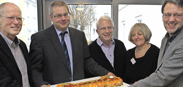 Der Kuchen ist der symbolische Schlss...s), Hildegard Herzog und Thomas Bomans  | Foto: Frank Linke