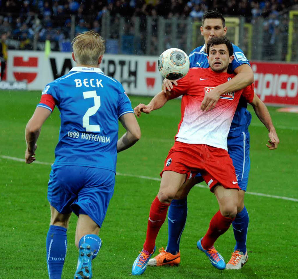 Hatte oft einen schweren Stand gegen die Hoffenheimer Defensive: Admir Mehmedi im Zweikampf mit Niklas Sle.