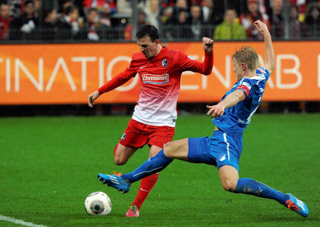 Lange Zeit gab es gestern kein Vorbeikommen der Freiburger an der Hoffenheimer Abwehr: Andreas Beck (blaue Spielkleidung) blockt Vladimir Darida ab. <Bildnachweis>FOTOS: HEUBERGER</Bildnachweis>