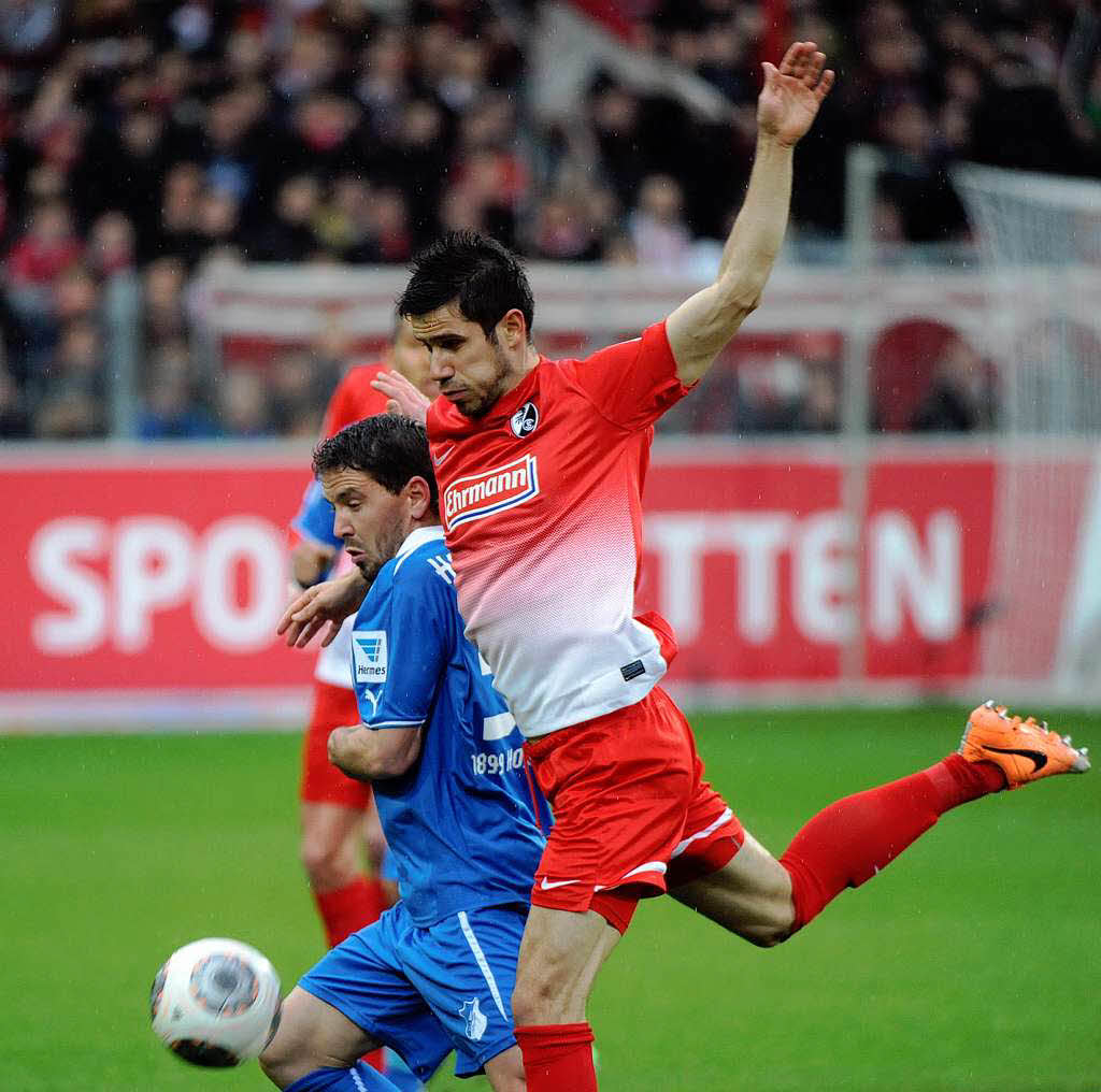 Im strmenden Regen hatte Freiburg den Sieg vor Augen.