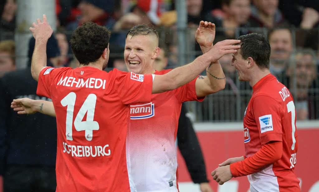 Im strmenden Regen hatte Freiburg den Sieg vor Augen.