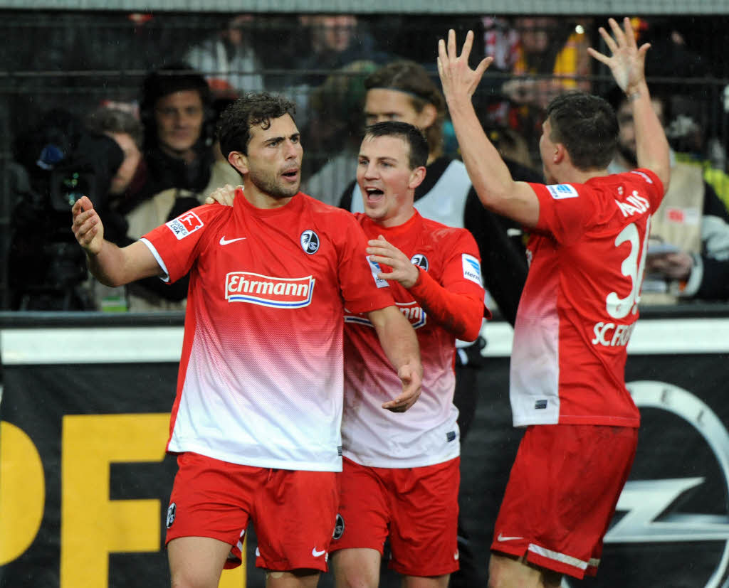 Im strmenden Regen hatte Freiburg den Sieg vor Augen.