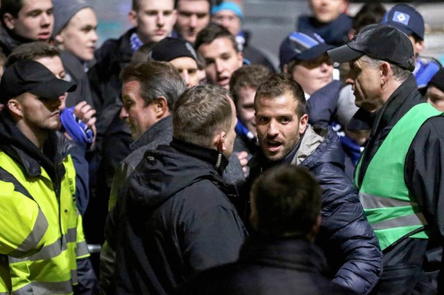 Der Hamburger Spieler Rafael van der Vaart zwischen aufgebrachten Fans.  | Foto: dpa