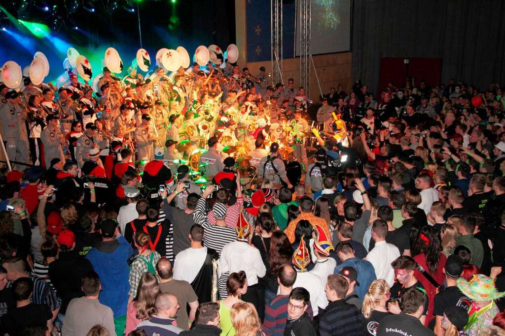 120 Guggemusiker aus Deutschland und der Schweiz brachten die Malteserhalle zum Kochen.