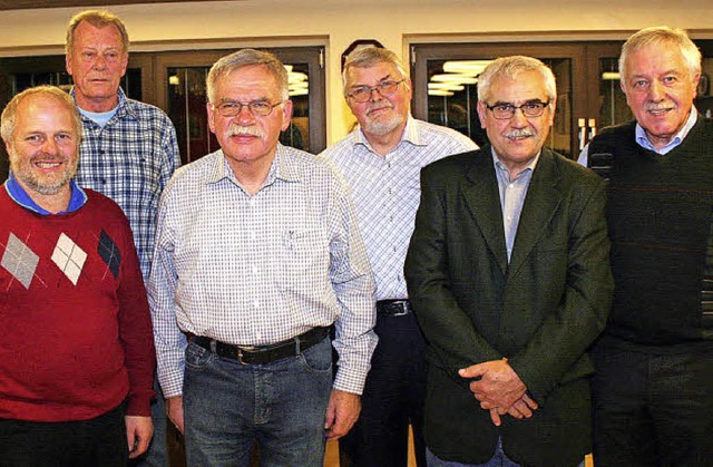 Gemeinsam mit dem Dirigenten Bernhard ...te zweite  Vorsitzende Helmut Wittich.  | Foto: reinhard Cremer