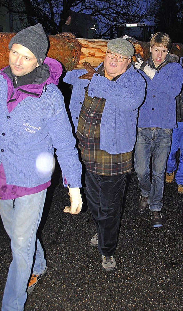 Ehrenhelfer Hansjrg Hechler inmitten der Tannentrger  | Foto: N. Sedlak