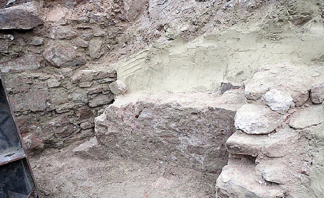 Die gefundenen Mauerreste unter der Tr...nkt Bartholomus-Kirche in Ettenheim.   | Foto: Privat