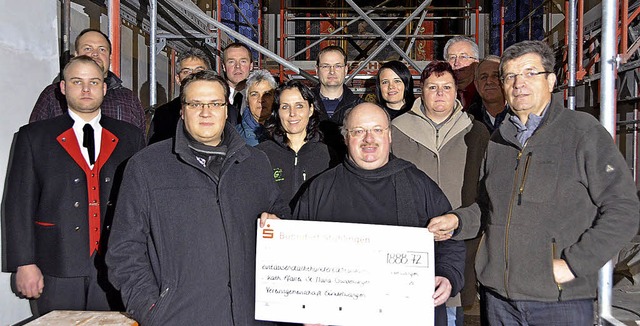 Eine Spende von 1888,72 Euro bergaben... Renovierung der Gndelwanger Kirche.   | Foto: Juliane Khnemund